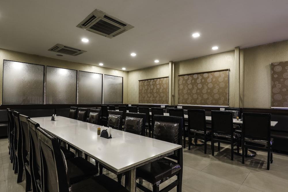 Treebo Trend Hotel Jp Plaza Nampally Хидерабад Екстериор снимка