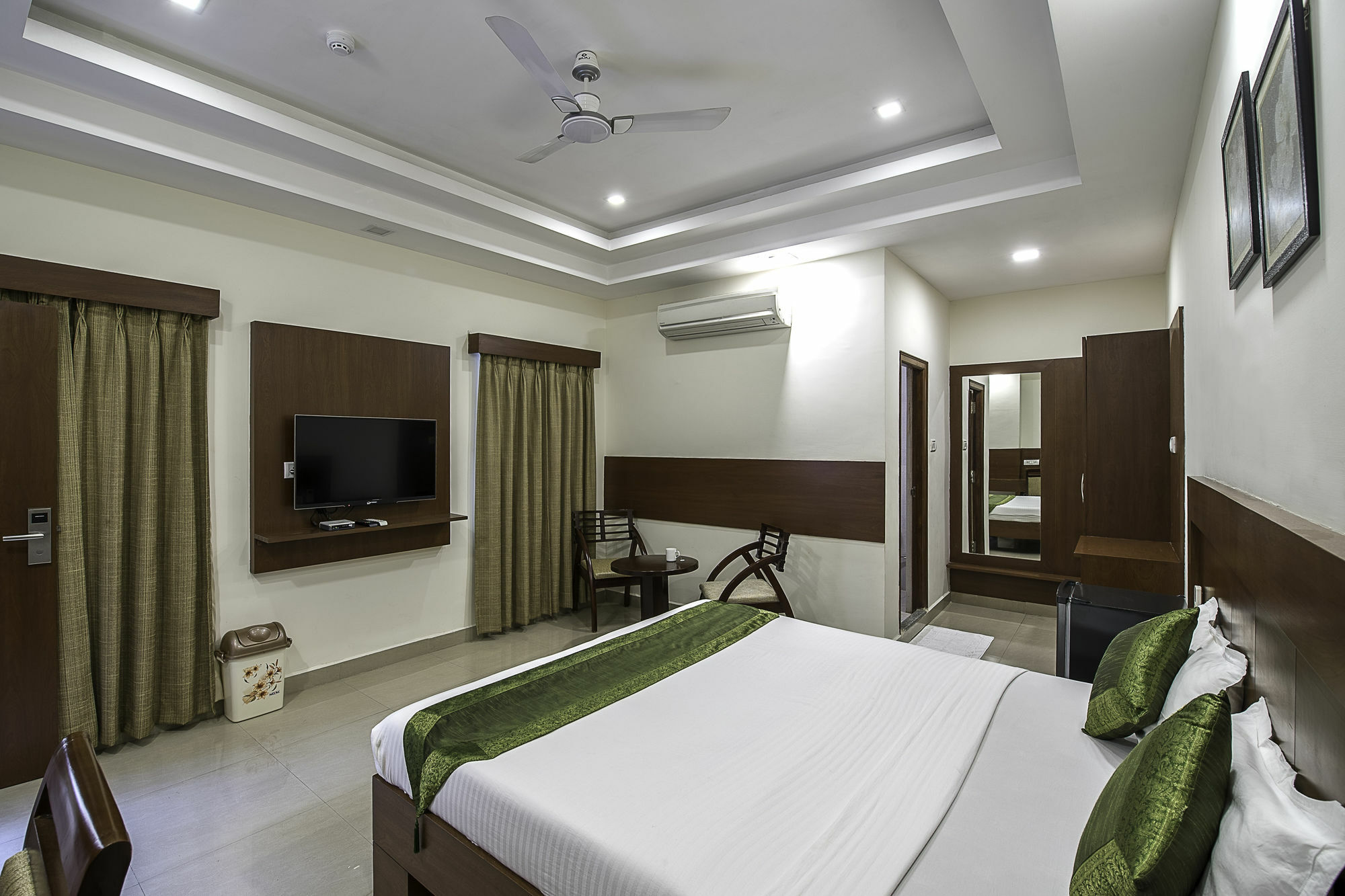 Treebo Trend Hotel Jp Plaza Nampally Хидерабад Екстериор снимка