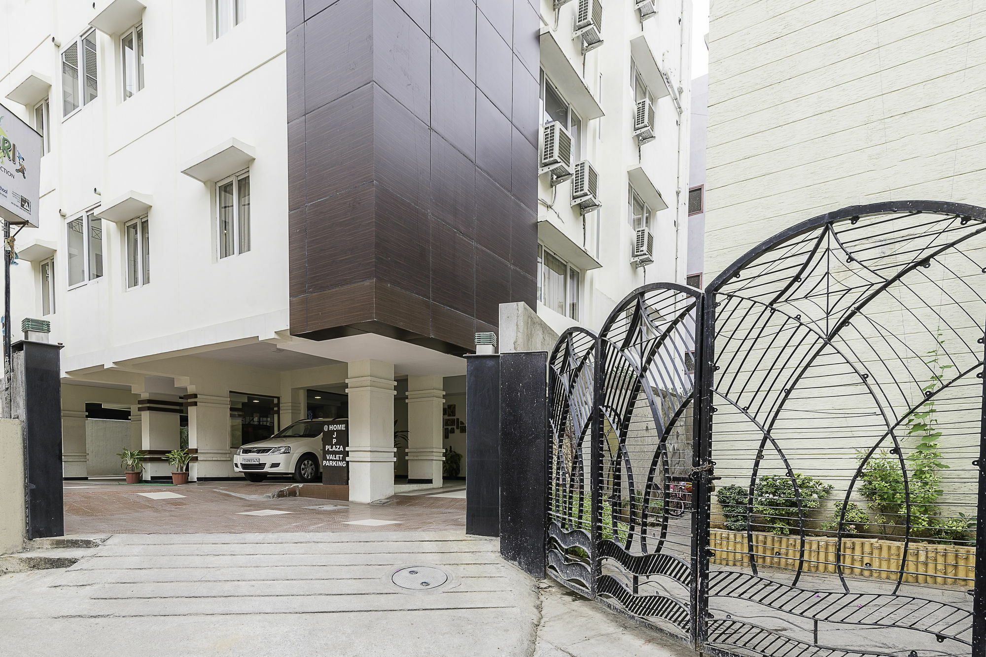 Treebo Trend Hotel Jp Plaza Nampally Хидерабад Екстериор снимка