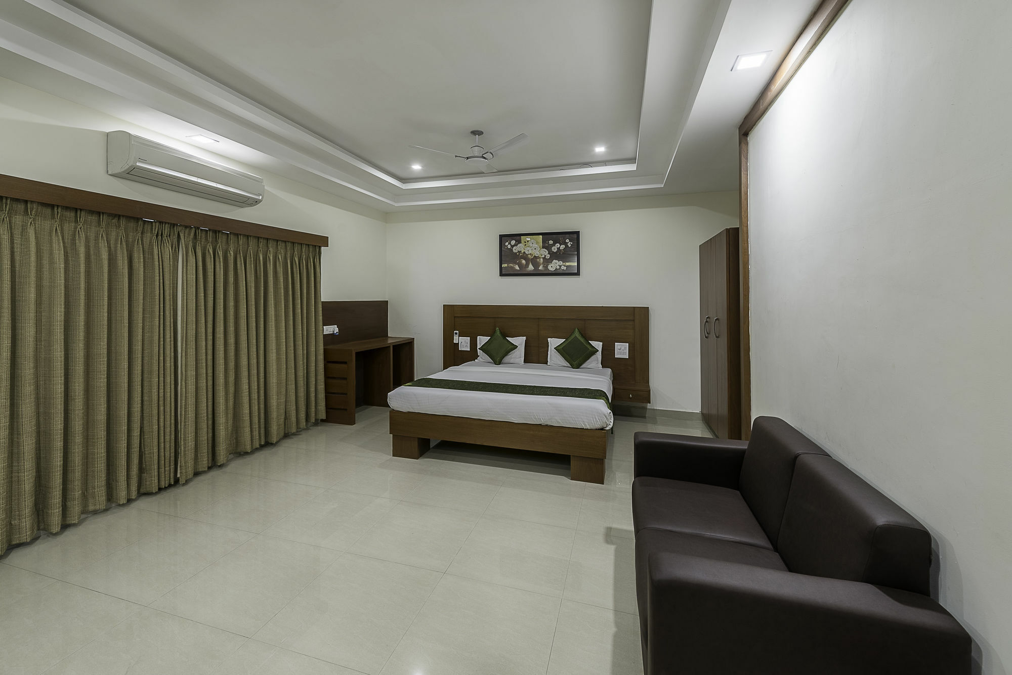 Treebo Trend Hotel Jp Plaza Nampally Хидерабад Екстериор снимка