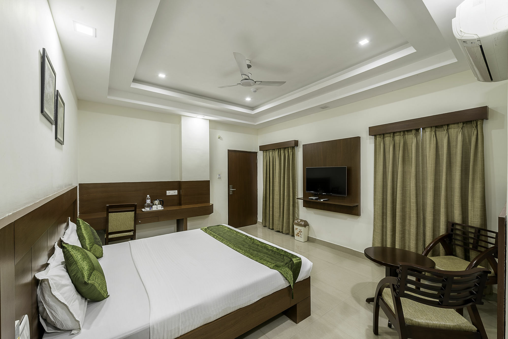 Treebo Trend Hotel Jp Plaza Nampally Хидерабад Екстериор снимка