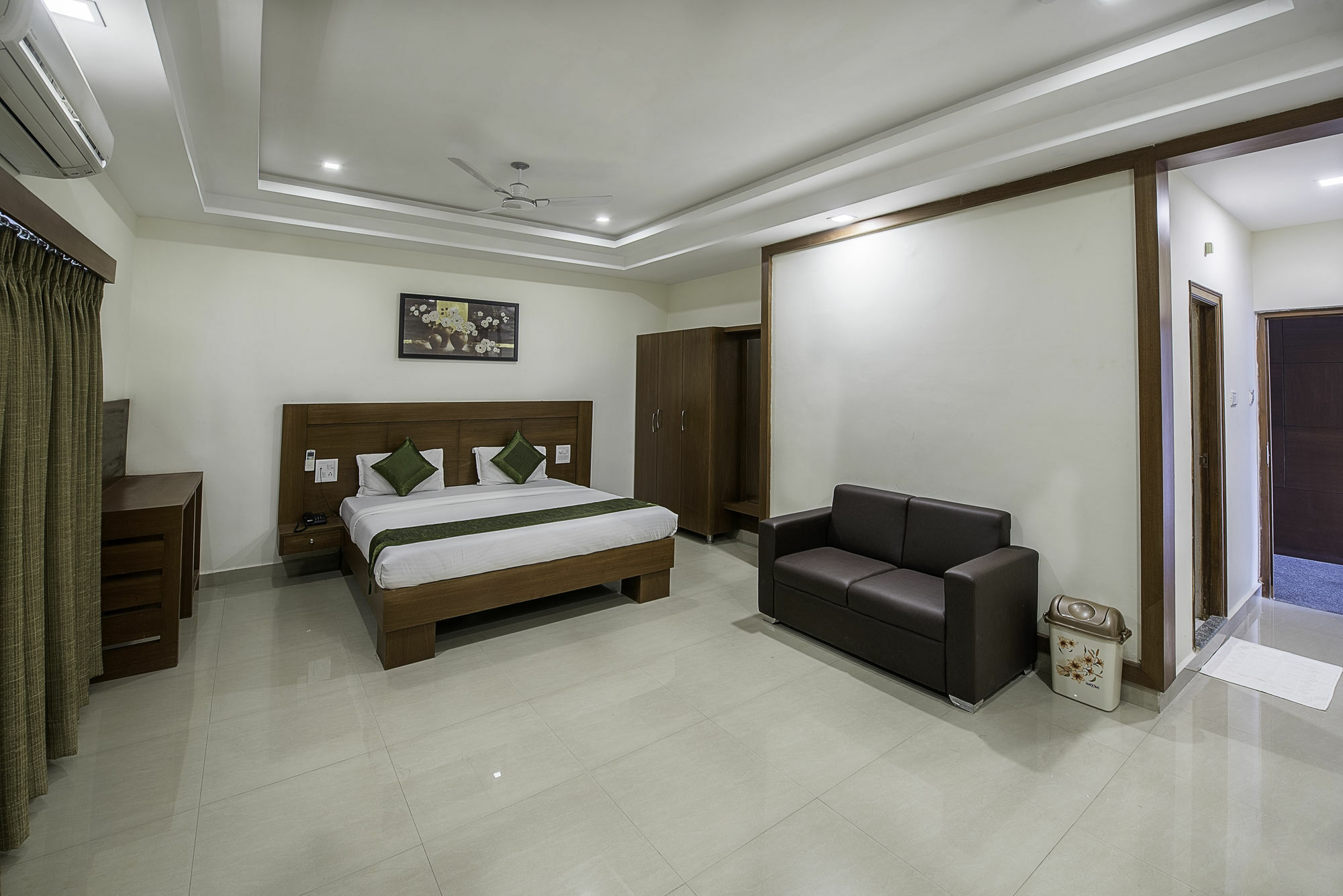 Treebo Trend Hotel Jp Plaza Nampally Хидерабад Екстериор снимка